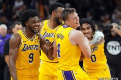 开云-詹姆斯连续五场比赛得分超过比赛规则变更，巴黎圣日耳曼不断突破！热度持续攀升的简单介绍